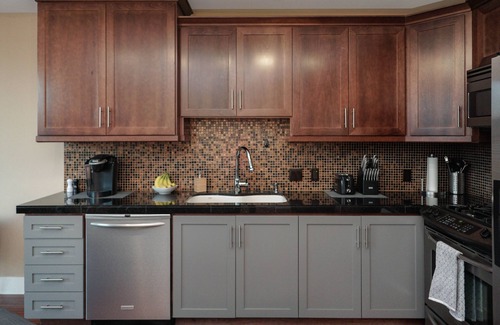 Sunnyside Condo | Inviting Robin's Nest - Modern SE Portland Condo with Garage