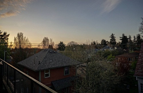 Sunnyside Condo | Inviting Robin's Nest - Modern SE Portland Condo with Garage