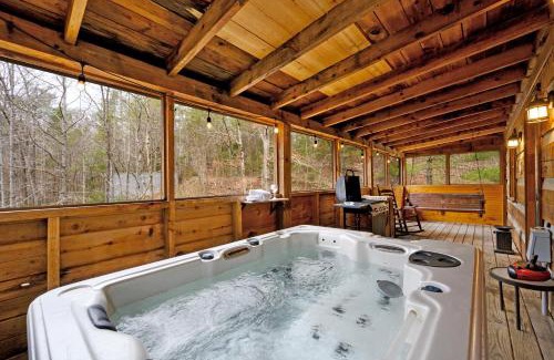Gatlinburg - Pigeon Forge House | Relaxing Getaway at The Robins Nest with Hot Tub