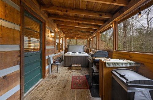 Gatlinburg - Pigeon Forge House | Relaxing Getaway at The Robins Nest with Hot Tub