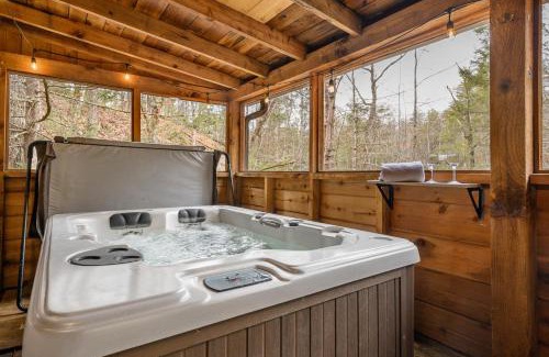 Gatlinburg - Pigeon Forge House | Relaxing Getaway at The Robins Nest with Hot Tub