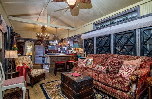 Granbury Cottage | Experience The Rock at Lake Granbury with Pool & Spa