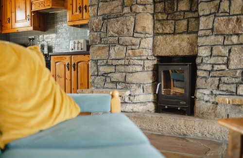 Creevy Cottage | Cozy Retreat at The Rock: Steps to Pier & Ocean Views