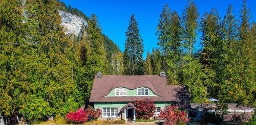 Metaline Falls Ski Chalet | Discover The Rock House of Metaline Falls with Hot Tub & Breakfast