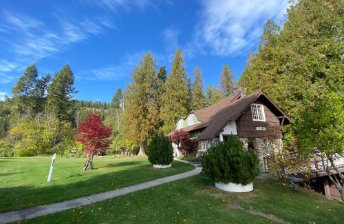 Metaline Falls Ski Chalet | Discover The Rock House of Metaline Falls with Hot Tub & Breakfast