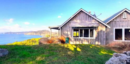 Tuateawa House | Relax at The Rock: Oceanfront Paradise with Private Beach