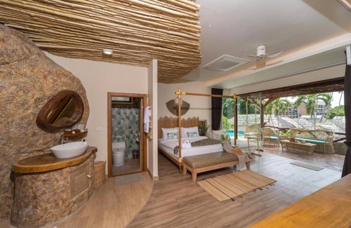 Maret Resort | Experience The Rock Samui: Rated 10/10 with Pool & Breakfast