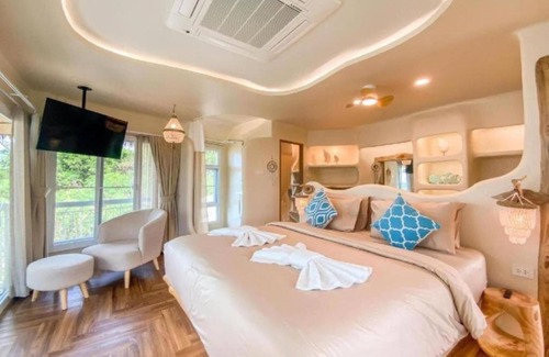 Maret Resort | Experience The Rock Samui: Rated 10/10 with Pool & Breakfast