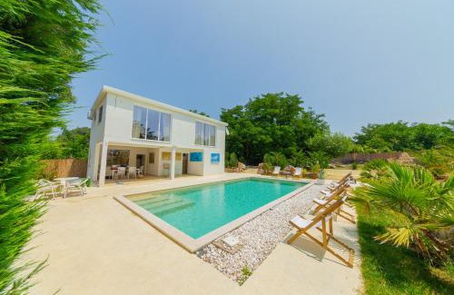 Pricelje Villa | Relax at The Rock Star's Villa: Private Pool & Beach Access