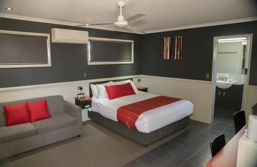 Charleville Hotel | Discover The Rocks Motel: Family-Friendly with Pool Access