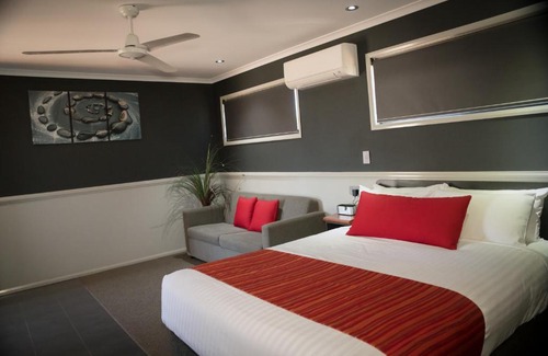 Charleville Hotel | Discover The Rocks Motel: Family-Friendly with Pool Access