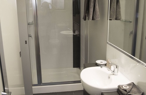 Charleville Hotel | Eco-Friendly Comfort at The Rocks Motel: Guest Rated 9.2