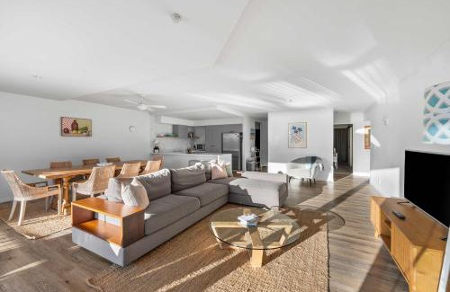 Currumbin Apartment | Guest Rated 10/10: The Rocks Resort with Oceanfront Pool