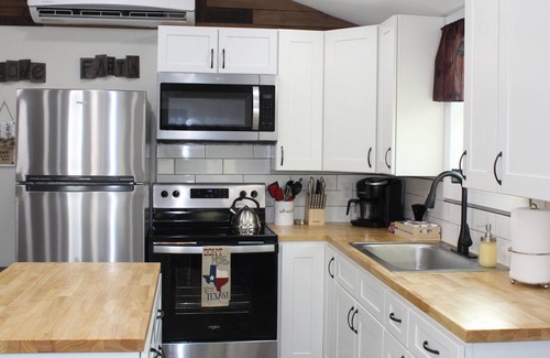 Woodway Apartment | The Romance Retreat - Mins. to Lake Waco, Zoo, Baylor, Silos & Magnolia!