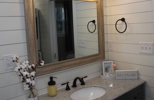 Woodway Apartment | The Romance Retreat - Mins. to Lake Waco, Zoo, Baylor, Silos & Magnolia!