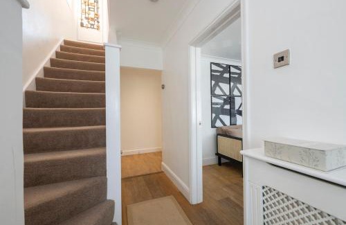 Pettits House | The Romford Oasis - Spacious 4 bedroom escape