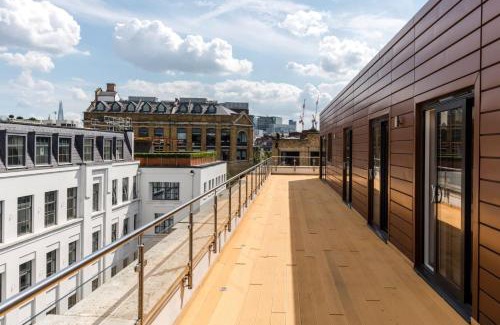 Clerkenwell Apartment | Experience The Roof is on "Fire" - Farringdon, Rated 9/10