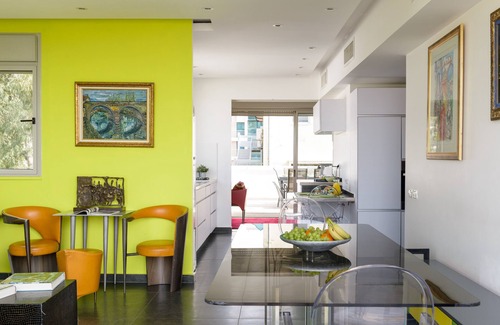 Tel Aviv Apartment | Indulge in Relaxation at The ROOFTOP with Hot Tub & Views