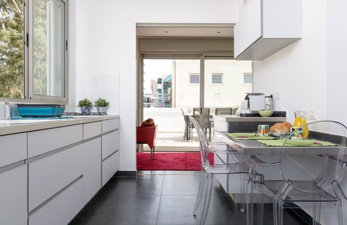 Tel Aviv Apartment | Indulge in Relaxation at The ROOFTOP with Hot Tub & Views