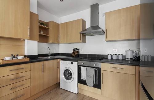Gravesend Apartment | Cozy 2-Bedroom Apartment #6 with Kitchen & Breakfast