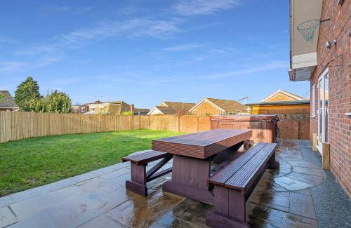 Gravesend House | Modern 8-Bed Home with Parking & Wi-Fi, Near Town Center