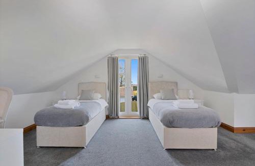 Gravesend House | Modern 8-Bed Home with Parking & Wi-Fi, Near Town Center