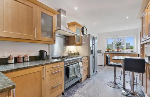 Gravesend House | Modern 8-Bed Home with Parking & Wi-Fi, Near Town Center