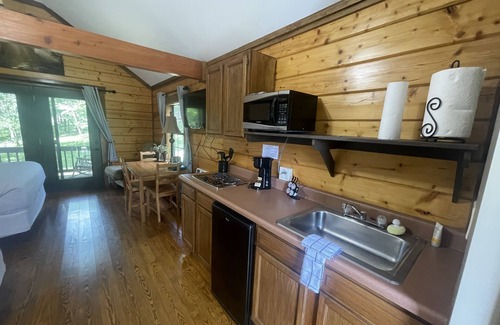 Gallatin Cabin | Private Cabin Retreat by Sweet Water Lake - 10/10 Rated