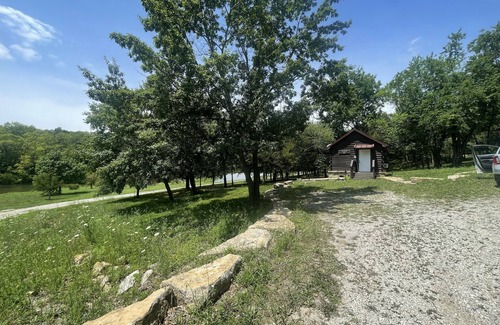 Gallatin Cabin | Private Cabin Retreat by Sweet Water Lake - 10/10 Rated