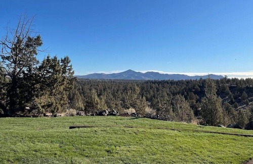 Crooked River Ranch House | The Roost: Mountain View Oasis on 6 Acres
