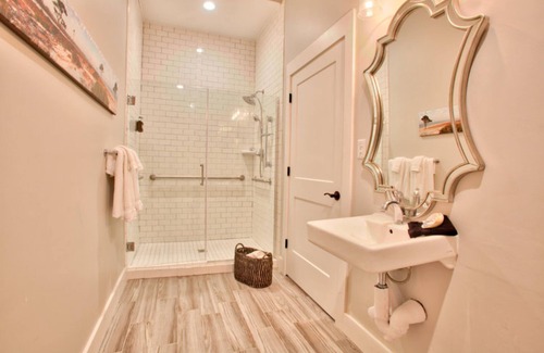 Biloxi House | Guest-Favorite The Roost Ocean Springs with Breakfast & Dining