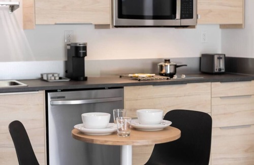 Norfolk Apartment | Ideal Rosalie Suite: Steps from Norfolk's Hospitals & Ocean Views