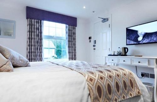 Thorpe-le-Soken Hotel | Experience Comfort at The Rose and Crown with Fireplace