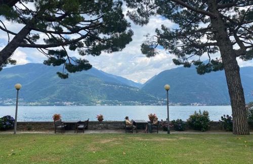 Vignola Apartment | Enjoy Lakefront Comfort at The Rose Apartment - 4 Star Stay