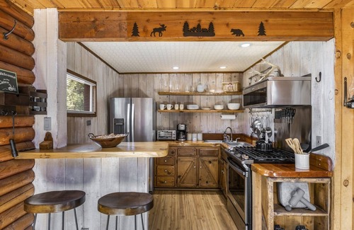 Idyllwild Cabin | Cozy Log Cabin with Hot Tub and Sauna Retreat