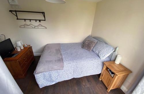 Polegate Hotel | Cozy Retreat at The Rose Cottage Inn - Pet-Friendly Comfort