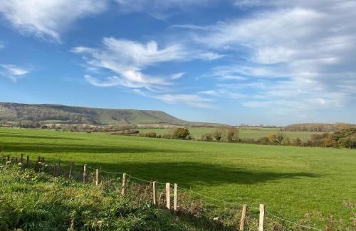 Polegate Hotel | Cozy Retreat at The Rose Cottage Inn - Pet-Friendly Comfort