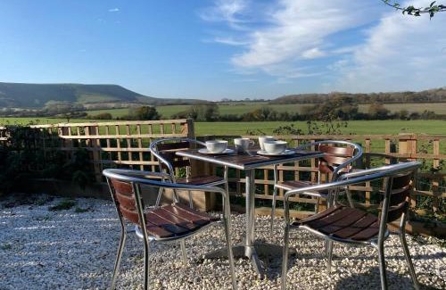 Polegate Hotel | Cozy Retreat at The Rose Cottage Inn - Pet-Friendly Comfort