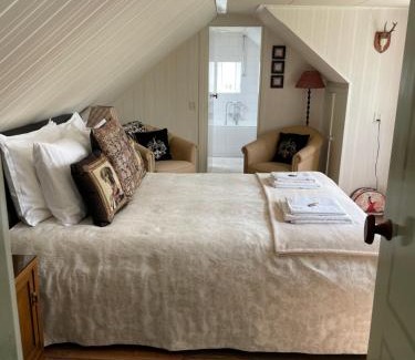 Mantgum Bed & Breakfast | Top-Rated Getaway at The Rose with Complimentary Breakfast