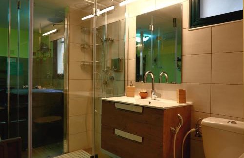 Kfar Vradim Cabin | Indulge at The Rose Trail: Spa, Hot Tub & 9.8/10 Rated