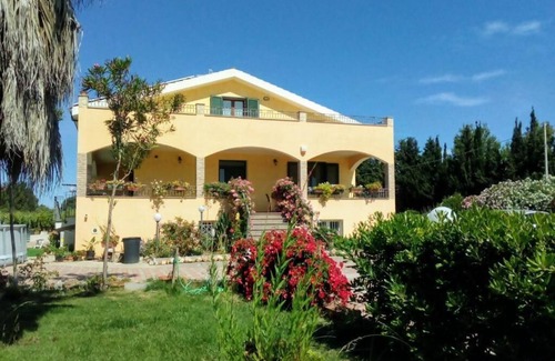 Olmedo Apartment | The Roses - An oasis of peace surrounded by greenery