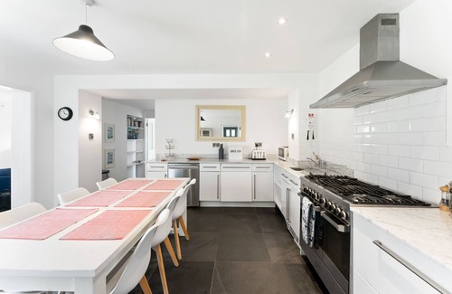 Ruan High Lanes House | Relax at The Rosevine: 4-Star Ocean View Retreat