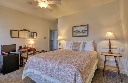 Stonington Hotel | Exceptional Harbor Views at The Roseway Inn on the Harbor