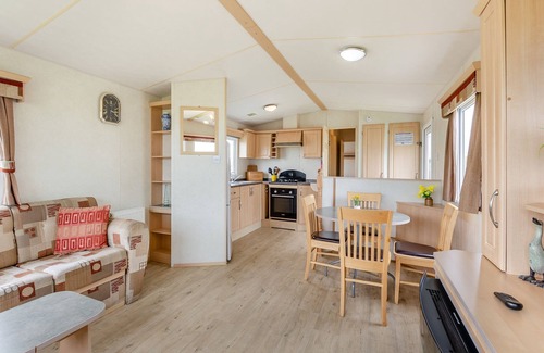 Beckfoot House | Cozy 12ft-Wide Caravan with Oceanfront Views & Breakfast