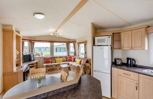 Beckfoot House | Cozy 12ft-Wide Caravan with Oceanfront Views & Breakfast