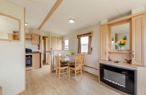 Beckfoot House | Cozy 12ft-Wide Caravan with Oceanfront Views & Breakfast
