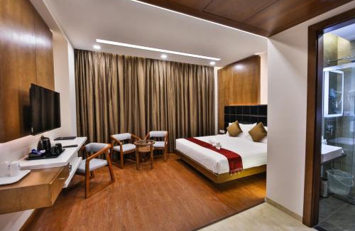 Karur Hotel | Explore The Royal Grand: Family-Friendly with Breakfast Included