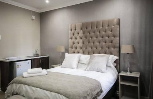 Klerksdorp House | Welcoming Royal Guest House: Breakfast & Kitchen Amenities
