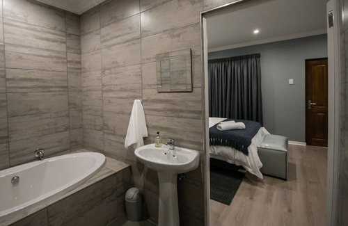 Klerksdorp House | Welcoming Royal Guest House: Breakfast & Kitchen Amenities