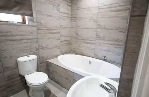 Klerksdorp House | Welcoming Royal Guest House: Breakfast & Kitchen Amenities